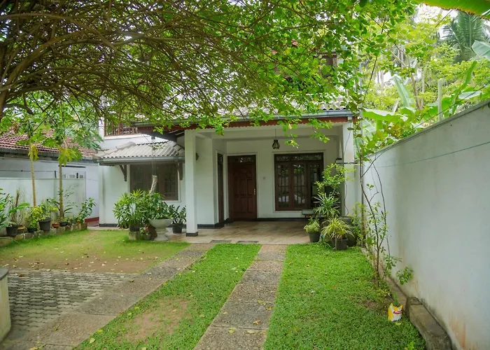 Hotels Close to Airport Uyanwatta Guest House