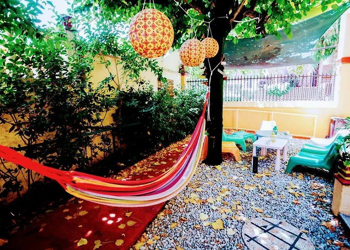 The Hostels Garden House Barcelona By Feetup s