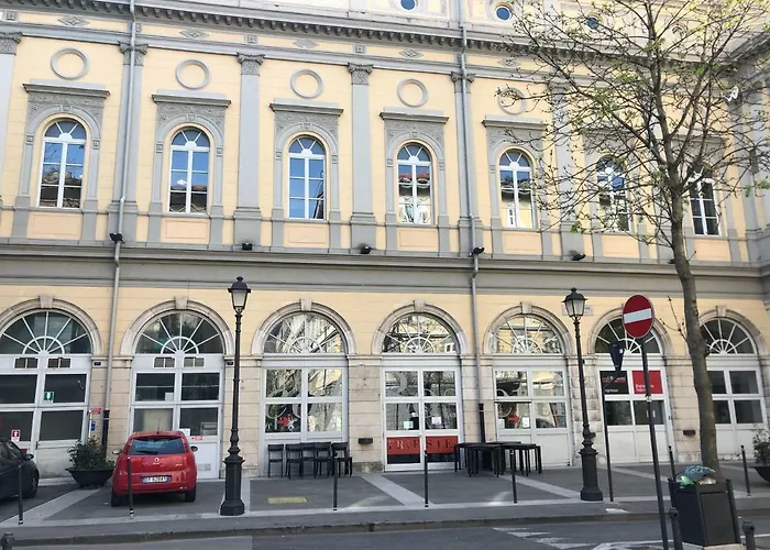 Alla Scalinata del Teatro Rossetti parcheggio
